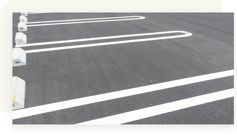 クリニック前にイオンモール共同の駐車場あり